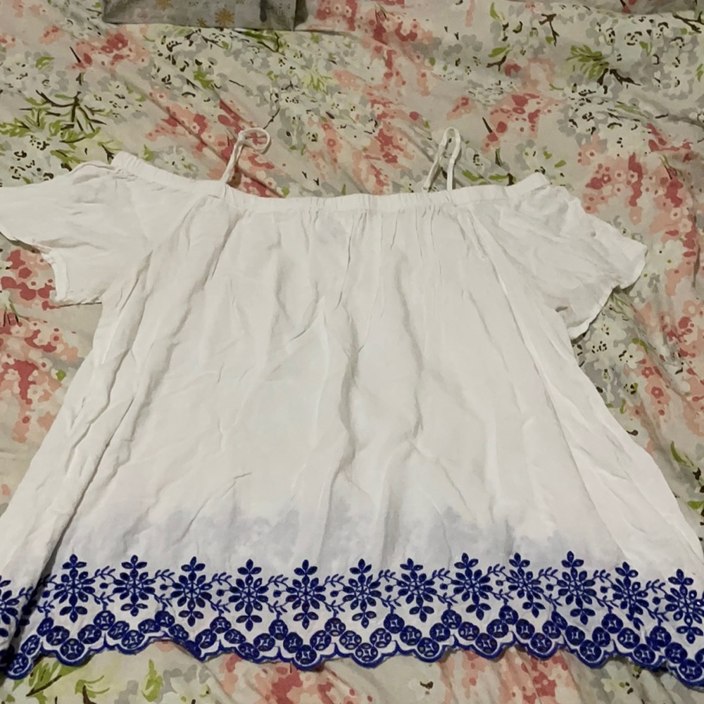 Exposed shoulder blouse